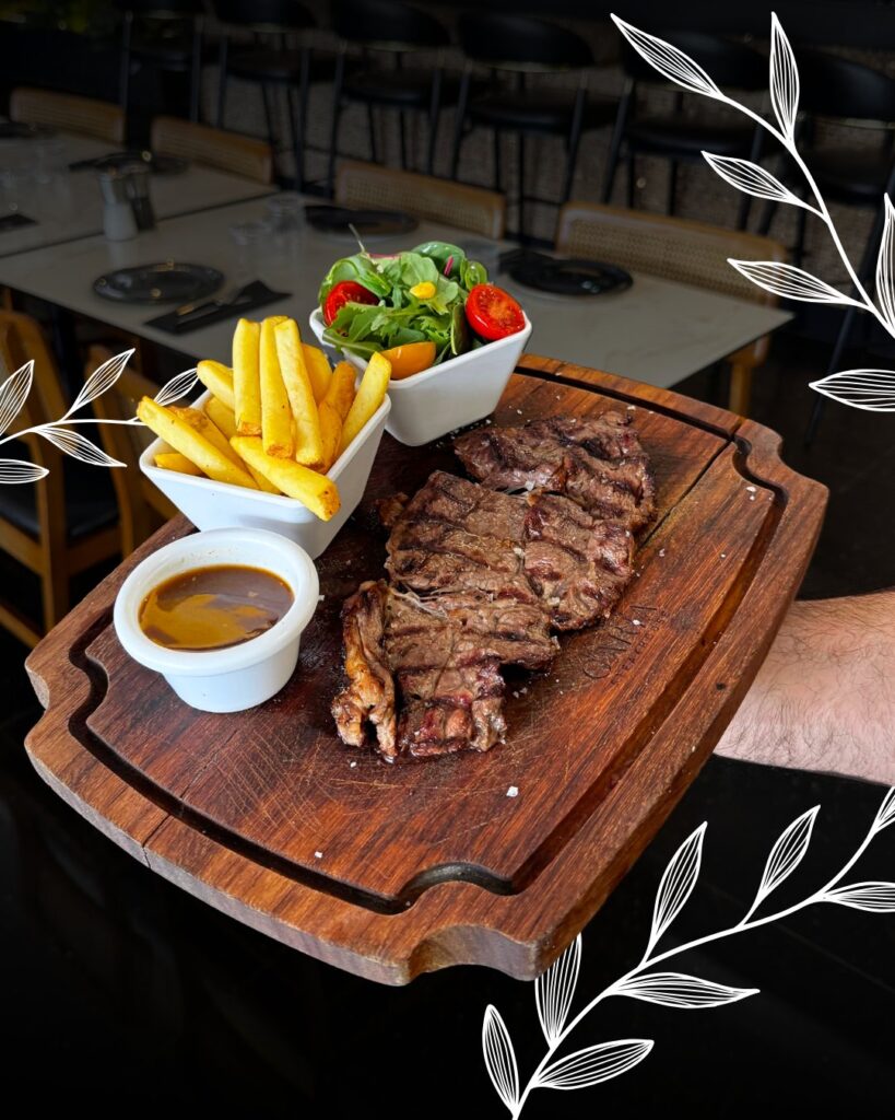 Entrecôte grillée servie au Caria Steakhouse